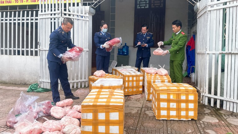 Thu giữ 450 kg thịt và mỡ lợn không rõ nguồn gốc xuất xứ