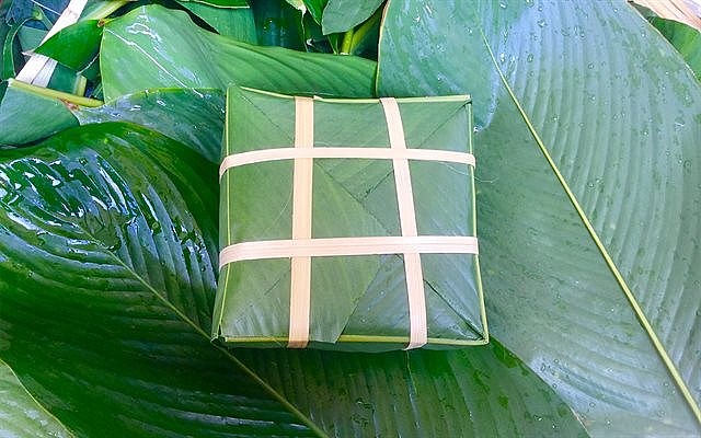 Bánh chưng hình vuông, màu xanh tượng trưng cho đất Bánh chưng hình vuông, màu xanh tượng trưng cho đất