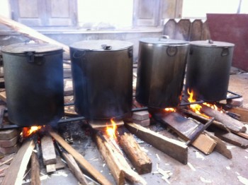 Áp dụng 10 mẹo này sẽ có ngay nồi bánh chưng xanh tự nhiên đón Tết