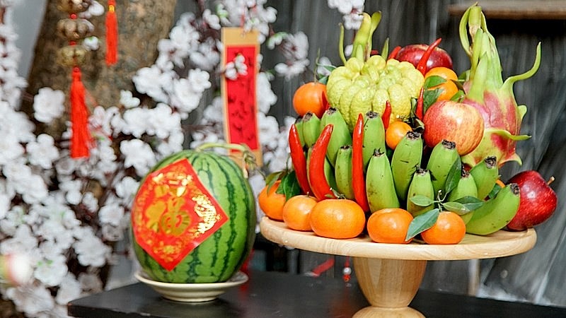 Miền Bắc, người ta thường bày các loại quả phổ biến là chuối, bưởi, đào, hồng, quýt, táo...