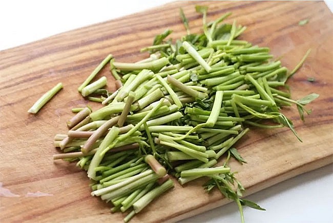 Thứ rau mùa lạnh mọc tua tủa như cỏ dại, tưởng là rau dân dã không ngờ có công dụng chữa bệnh thần kỳ