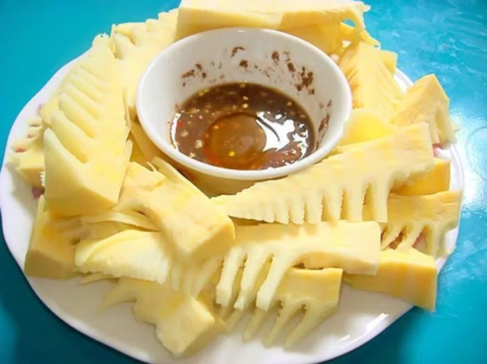 Măng đắng luộc chấm mắm vô cùng ngon.