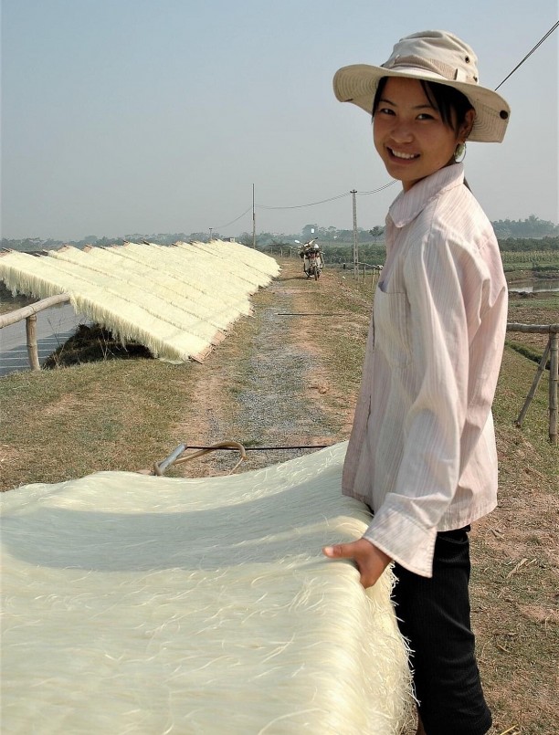 1.	Tranh thủ thời tiết khô hành và có nắng, người làng So mang miến ra đồng phơi. 