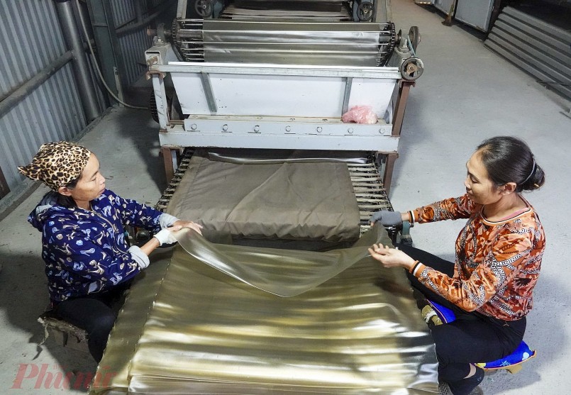 Làng So đã đầu tư máy móc trong  một số công đoạn làm miến nhưng những công đoạn chính vẫn làm thủ công.