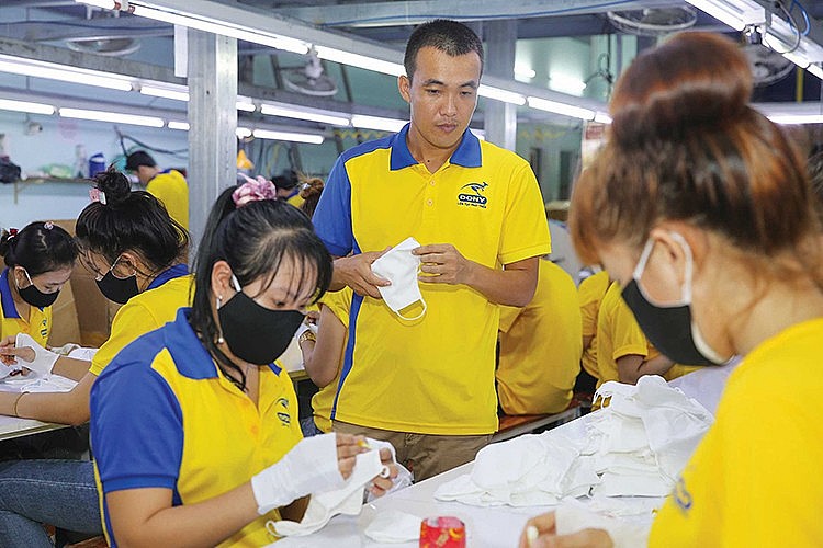 Trong lúc khó khăn, anh một mình khoác ba lô  