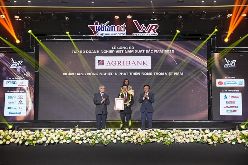 Đại diện Agribank nhận Cup và Chứng nhận của Bảng xếp hạng năm 2022 Đại diện Agribank nhận Cup và Chứng nhận của Bảng xếp hạng năm 2022