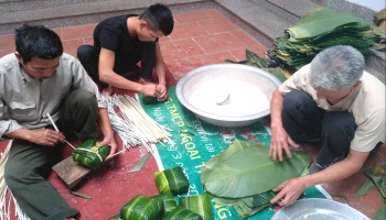 Về nơi gói hương vị tết trong lá xanh nếp trắng đỗ vàng