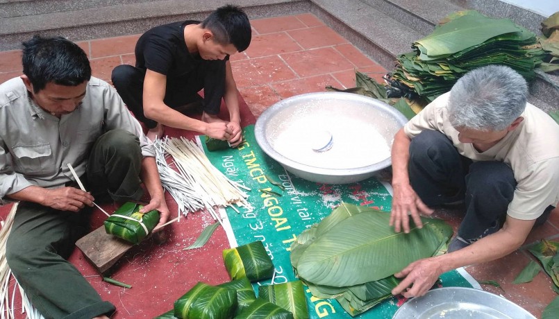 Bánh chưng Tranh Khúc được gói chắc tay và buộc chặt. Bánh chưng Tranh Khúc được gói chắc tay và buộc chặt.