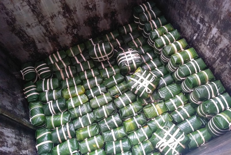 Để phục vụ kịp nhu cầu đặt hàng, người làng đã sử dụng những chiếc nồi khổng lồ có thể chứa tới 900 chiếc bánh chưng. Để phục vụ kịp nhu cầu đặt hàng, người làng đã sử dụng những chiếc nồi khổng lồ có thể chứa tới 900 chiếc bánh chưng.