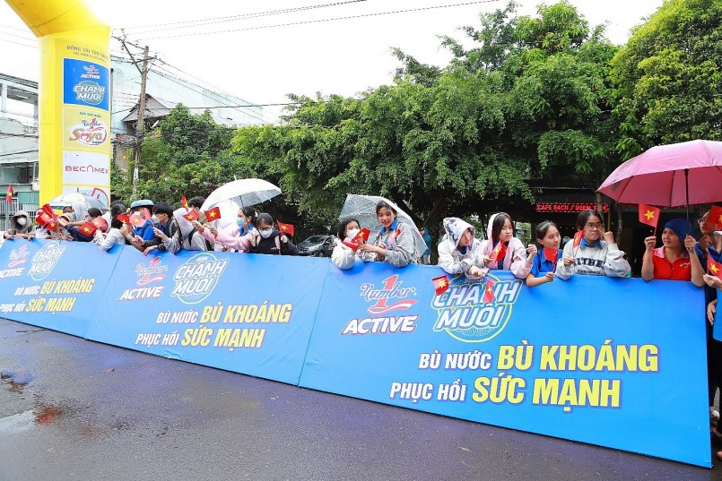 Đông đảo khán giả hâm mô đến theo dõi và cổ vũ thi đấu Đông đảo khán giả hâm mô đến theo dõi và cổ vũ thi đấu