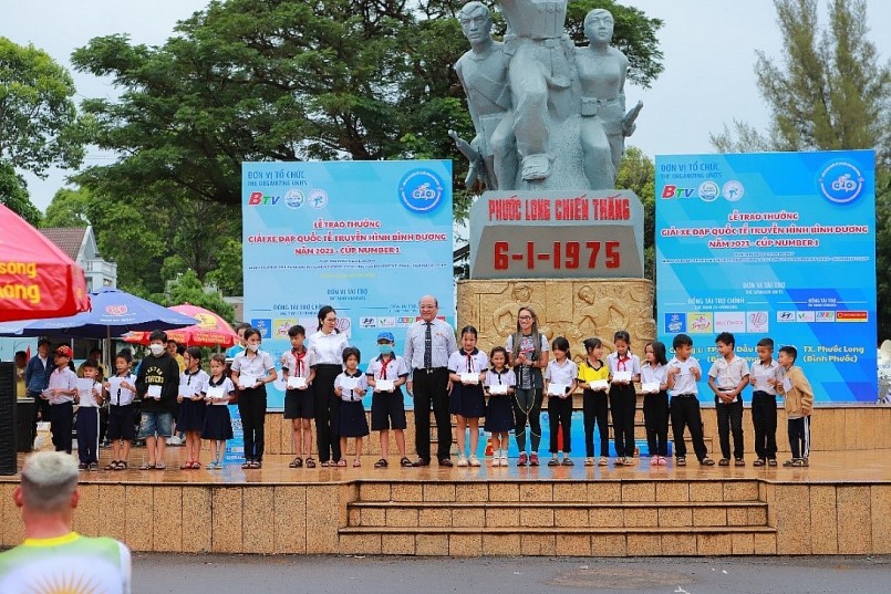 Ban tổ chức và các nhà hảo tâm trao tặng những phần quà ý nghĩa cho trẻ em có hoàn cảnh khó khăn Ban tổ chức và các nhà hảo tâm trao tặng những phần quà ý nghĩa cho trẻ em có hoàn cảnh khó khăn