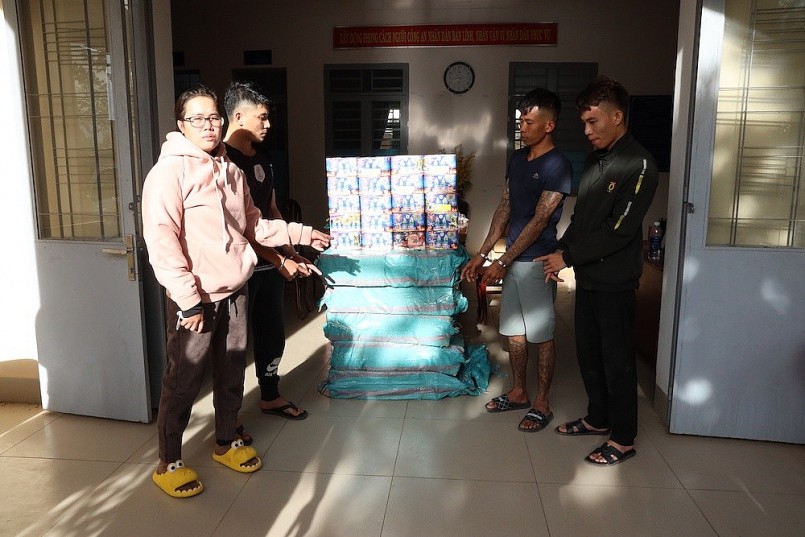 Các đối tượng cùng tang vật bị thu giữ Các đối tượng cùng tang vật bị thu giữ