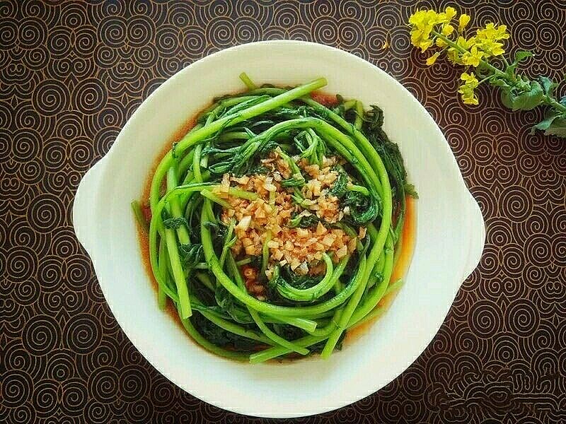 Rau cải cúc sốt tỏi