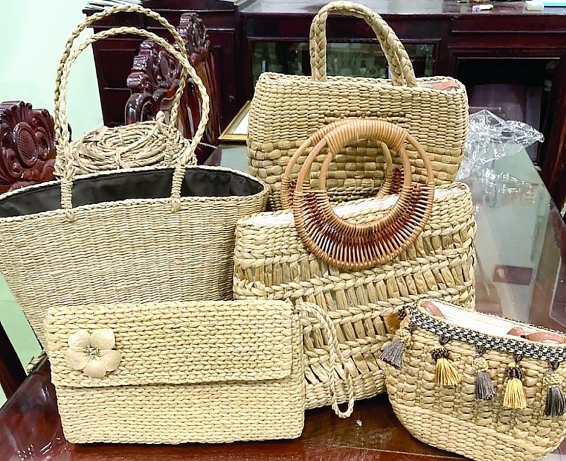 Một số sản phẩm thủ công mỹ nghệ làm từ bẹ chuối khô của HTX Thanh Bình.