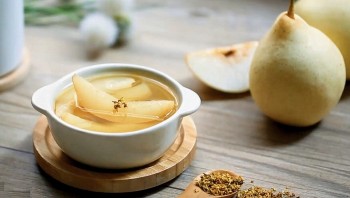 Thời tiết thay đổi bé dễ bị ho, mẹ lưu ngay cách làm lê hấp mật ong tiêu đờm hiệu quả