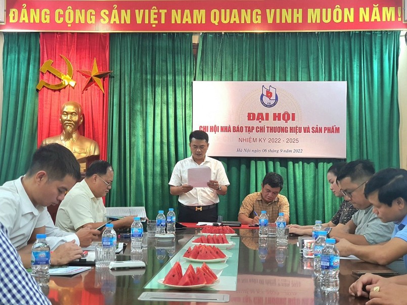Nhà báo Nguyễn Viết Hưng báo cáo Đại hội Chi hội Nhà báo Tạp chí TH&SP nhiệm kỳ 2020 - 2023