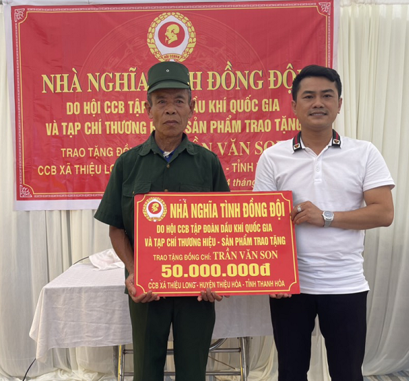 Nhà báo Nguyễn Viết Hưng – Tổng Biên tập Tạp chí Thương hiệu và Sản phẩm, Chủ tịch CLB Nhà báo Thanh Hóa trao tượng trưng số tiền hỗ trợ cho gia đình ông Trần Văn Son