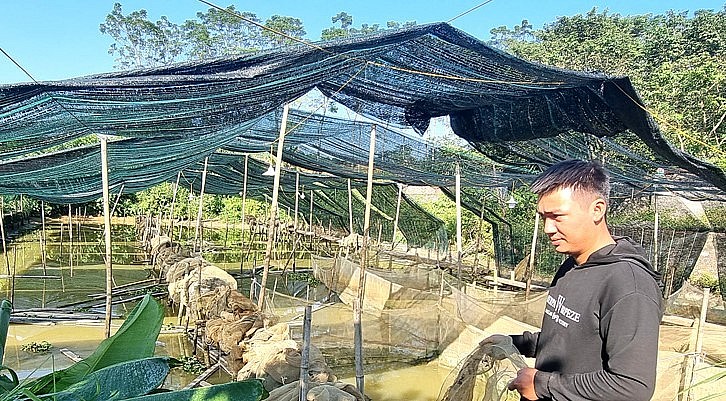 Dương Hồng Sơn tháo nước, vệ sinh lại trại ếch để chuẩn bị cho vụ nuôi ếch 2023.