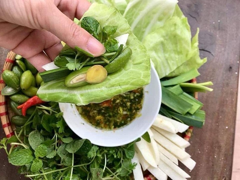 Đặc sản gì vừa chua vừa chát, cuốn bắp cải chấm chẩm chéo thì ngon khỏi bàn