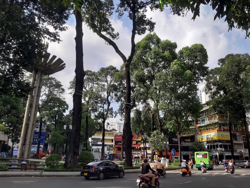 Cận Tết ông Táo, đường phố, hàng quán tại khu vực Hồ Con Rùa, quận 1 năm nay không trang trí Tết nhiều như những năm trước.