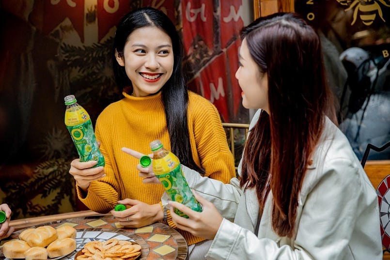 Người trẻ chọn Trà Xanh Không Độ để giải nhiệt đón xuân.