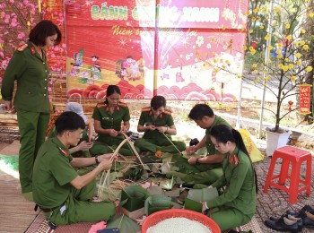 Độc đáo hội thi gói, nấu bánh chưng xanh tại Công an tỉnh Đắk Nông
