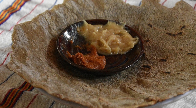 Để làm kocho từ enset lên men, một phần được cắt ra, trộn với gia vị và bơ, nặn thành hình đĩa phẳng và nướng trong lò đất hoặc than củi. Ăn kèm với sữa, phô mai, bắp cải, thịt, hoặc cà phê, thực phẩm giàu carbohydrate khiến bữa ăn trở nên dồi dào và no bụng.