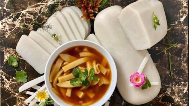 Đặc sản gì vừa cứng vừa to như viên gạch, bảo quản bằng cách vứt dưới suối mà lại tạo nên món ăn thú vị