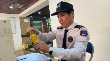 Bảo vệ trực đêm chia sẻ cách vượt qua áp lực những ngày cuối năm