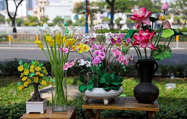 mười năm theo đuổi công việc tạo hình hoa từ đất sét, chị Vui đã tạo ra nhiều dòng sản phẩm độc đáo như bon sai, tiểu cảnh, cành hoa nghệ thuật và tranh đất sét.