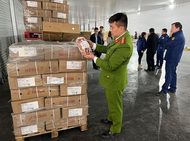 Lực lượng chức năng kiểm tra 20 tấn thịt bò đông lạnh không rõ nguồn gốc đựng trong 805 thùng carton Lực lượng chức năng kiểm tra 20 tấn thịt bò đông lạnh không rõ nguồn gốc đựng trong 805 thùng carton