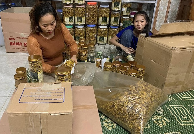 Chị Thanh đóng sản phẩm trước khi chuyển cho khách. Ảnh: Hải Chi