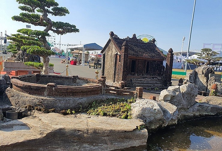 “Đã là người Việt thì phải có làng, có quê, dáng làng đã ăn sâu vào tiềm thức của thế hệ chúng tôi” đó là ý tưởng khi ông Khoa tạo tác siêu phẩm bonsai này.