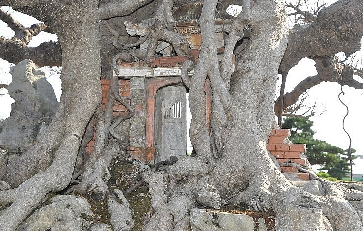 Để có chiếc cổng làng này, ông Khoa đã phải đục bỏ đi hòn đá ở chính giữa và làm chiếc cổng làng y như thật.