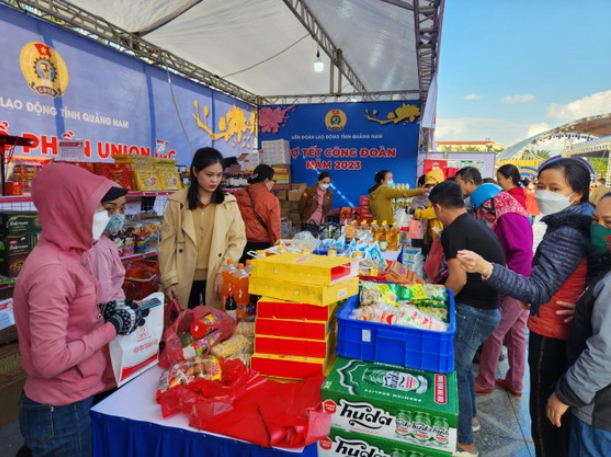 Nhiều mặt hàng gia dụng được trưng bày phục vụ cho nhu cầu của đoàn viên, người lao động. Ảnh: NGUYỄN CƯỜNG