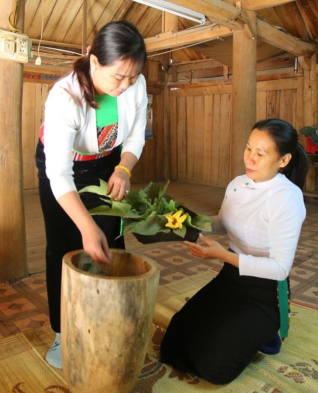 Các loại rau, lá được cho vào chõ xôi làm bằng thân cây rỗng