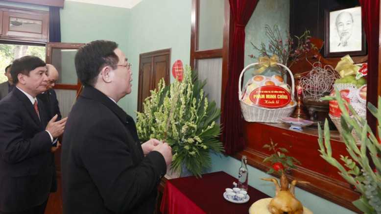 Chủ tịch Quốc hội Vương Đình Huệ dâng hương tưởng niệm Chủ tịch Hồ Chí Minh