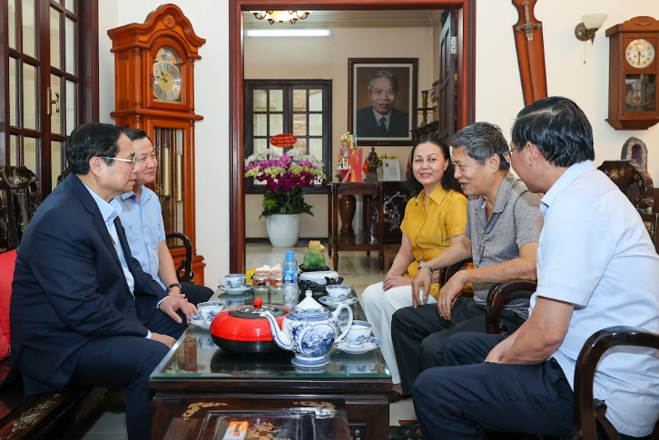 Trò chuyện với thân nhân cố Chủ tịch Hội đồng Bộ trưởng Phạm Hùng, Thủ tướng Phạm Minh Chính gửi tới các thành viên trong gia đình đồng chí Phạm Hùng lời chúc mừng năm mới sức khỏe, an khang, thịnh vượng - Ảnh: VGP/Nhật Bắc