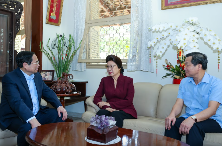 Trò chuyện với thân nhân đồng chí Võ Văn Kiệt, Thủ tướng Phạm Minh Chính nhấn mạnh, tưởng nhớ các nhà lãnh đạo tiền bối, chúng ta nguyện noi gương, học tập, tiếp bước, nêu cao tinh thần đạo đức cách mạng, hết lòng, hết sức phụng sự Tổ quốc, phục vụ nhân dân - Ảnh: VGP/Nhật Bắc