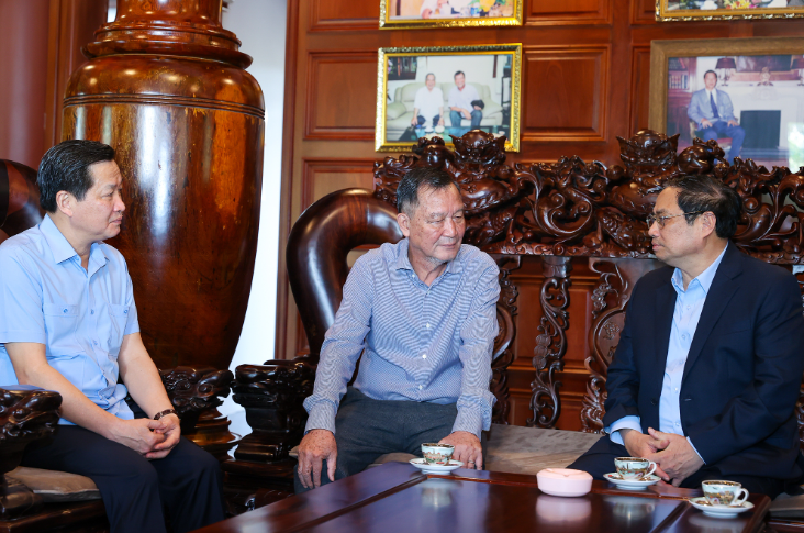 Trò chuyện với thân nhân đồng chí Phan Văn Khải, Thủ tướng Phạm Minh Chính gửi lời chúc mừng năm mới sức khỏe, an khang, thịnh vượng tới gia đình và mong muốn các thế hệ nối tiếp gìn giữ, phát huy truyền thống gia đình, đóng góp vào công cuộc xây dựng và bảo vệ Tổ quốc - Ảnh: VGP/Nhật Bắc