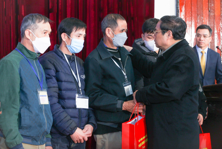 Thủ tướng Phạm Minh Chính tặng quà động viên 10 gia đình bệnh nhân có hoàn cảnh khó khăn tại Bệnh viện Hữu nghị Việt Đức - Ảnh: VGP/Nhật Bắc