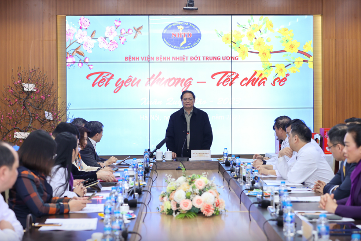 Thủ tướng mong ngành y phát huy thành quả vừa qua, sẵn sàng đi bất cứ nơi đâu, làm bất cứ việc gì khi tính mạng, sức khỏe của nhân dân bị đe dọa - Ảnh: VGP/Nhật Bắc