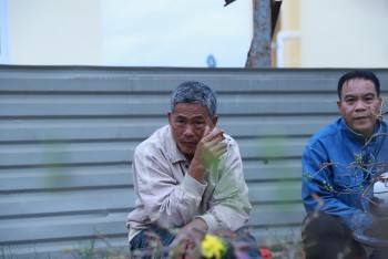 Chợ hoa miền đất võ vắng khách, người bán như "ngồi trên đống lửa" trong đêm 30 Tết Nguyên đán