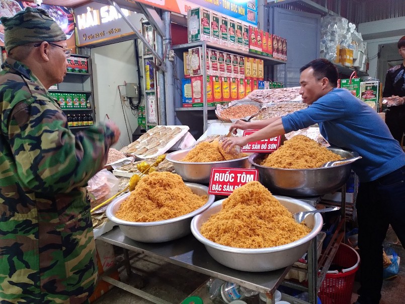 Trồng cây dại nhìn đâu cũng thấy quả “tím lịm tim”, 2 anh nông dân bỏ túi tiền tỷ mỗi năm