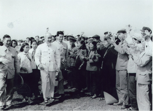 Bác Hồ vui Tết cùng nhân dân Bác Hồ vui Tết cùng nhân dân