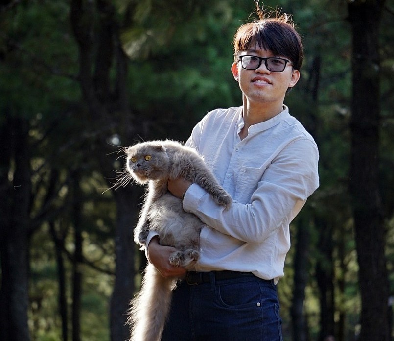 Kỹ sư tin học Trần Quốc Trung có niềm đam mê nuôi mèo cảnh. Kỹ sư tin học Trần Quốc Trung có niềm đam mê nuôi mèo cảnh.