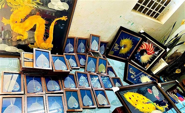 Trung bình mỗi năm chị Sinh bán được hơn 500 bức tranh từ lá cây khô