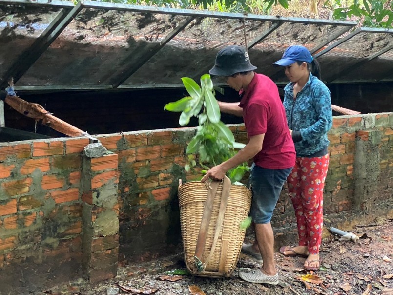 Vợ chồng anh Dân cho ốc ăn