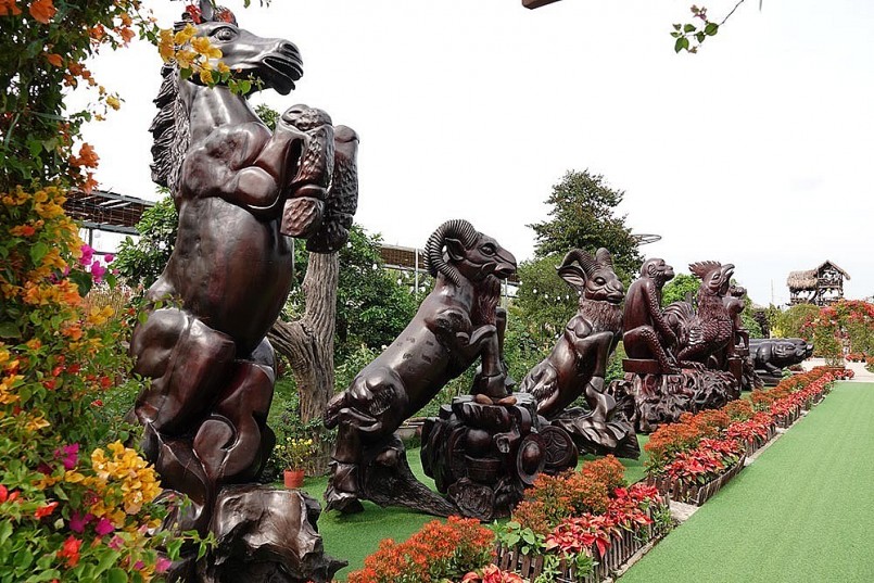 Sau khi được trục vớt lên, những gốc gỗ lũa được thợ sáng tạo thành những tác phẩm tuyệt diệu