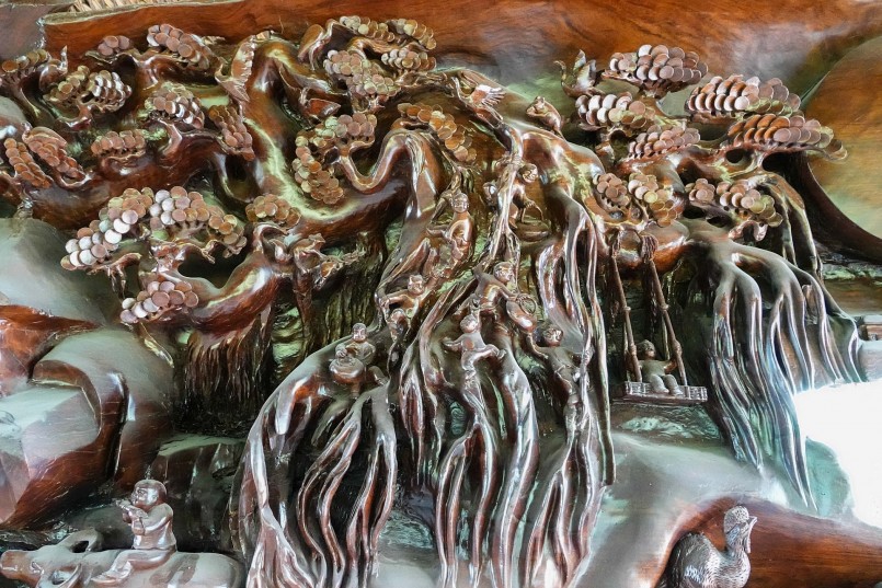 Hình ảnh mục đồng và cây đa được điêu khắc trên gỗ lũa